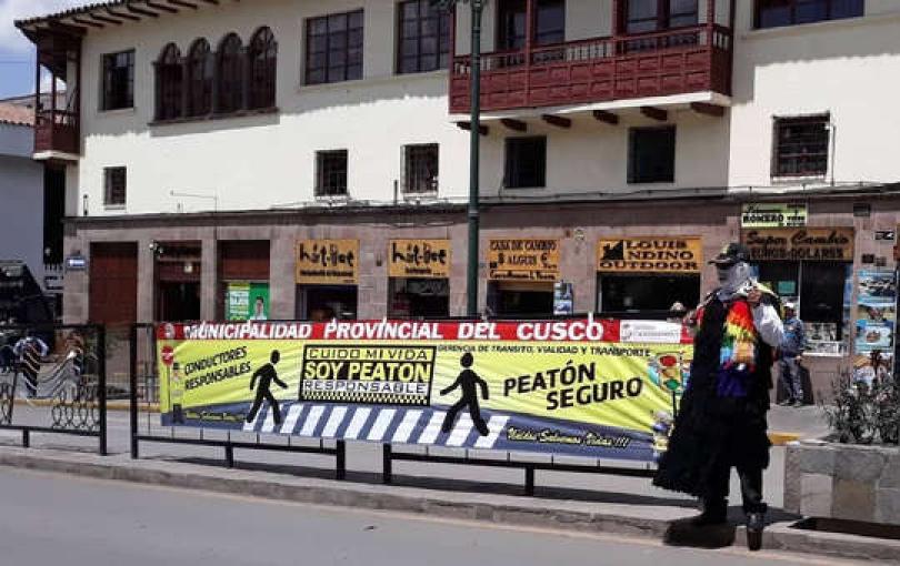 Con pabluchas y a latigazos hacen respetar reglas de tránsito en el centro histórico de Cusco centro historico cusco