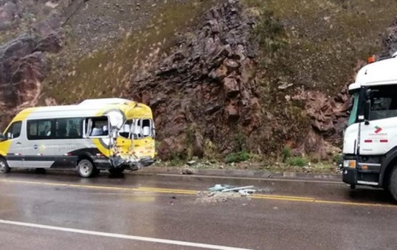 Choque entre miniván y tráiler dejó 18 turistas heridos 18 personas heridas, la mayoría turistas que iban a la montaña Vinicunca