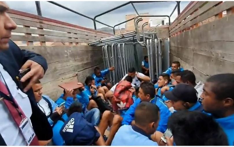 Jugadores del Deportivo Llacuabamba fueron golpeados por hinchas del Deportivo Garcilaso Así abandonó Deportivo Llacuabamba el estadio del Cusco