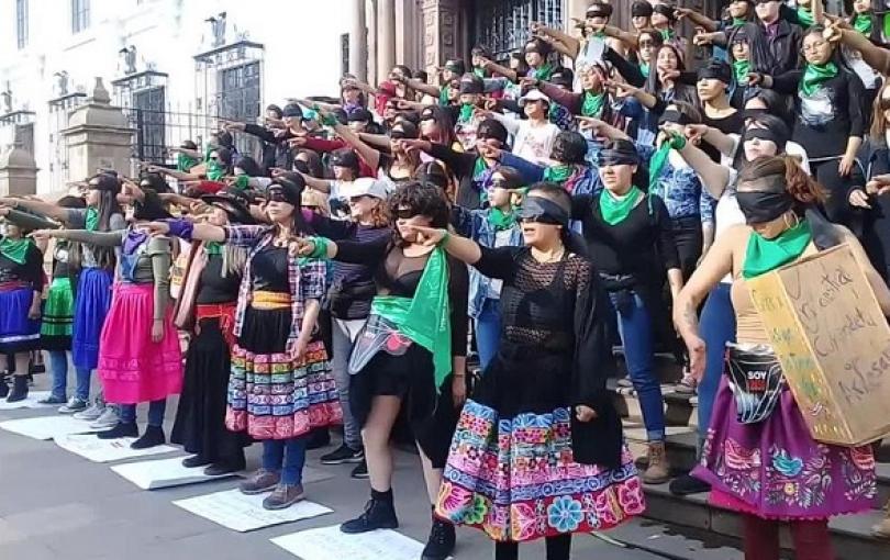 Utilizando el antiguo idioma del Tahuantinsuyo, las mujeres entonaron ‘Qanmicha violador qanmi kanki’. ‘El violador eres tú’, el himno de las mujeres que resonó en versión quechua en el Cusco