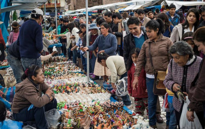 Feria tradicional se realiza cada 24 de diciembre en la Plaza de Armas de Cusco.