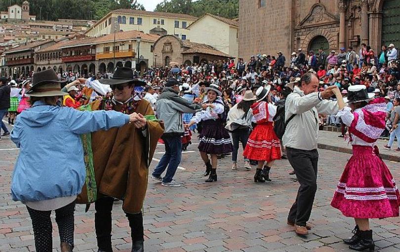 Carnaval abanquino llegó hasta la Plaza Mayor de Cusco Comparsas deleitaron a turistas nacionales y extranjeros en presentación especial