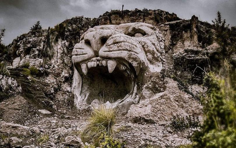 Apukunaq tianan o la morada de los dioses en Cusco Efigies alcanzan los 17 metros de altura.