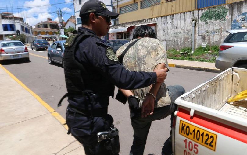 Sujeto lanza balón de gas a su conviviente y luego intenta estrangularla Intento de feminicidio fue denunciado en el distrito de San Jerónimo