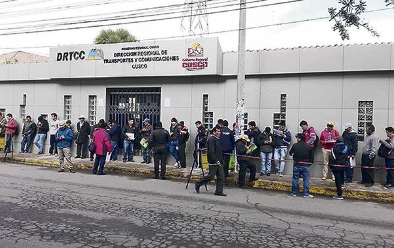 Así operaba mafia para entrega ‘exprés’ de brevetes en Cusco Funcionarios de Dirección Regional de Transportes y Comunicaciones avalaron irregularidad.