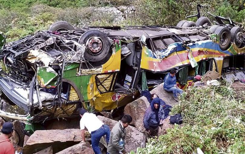 Hay anomalías en investigación de accidente con 23 víctimas en Cusco Se entregó unidad siniestrada a empresa “Palomino SAC”.
