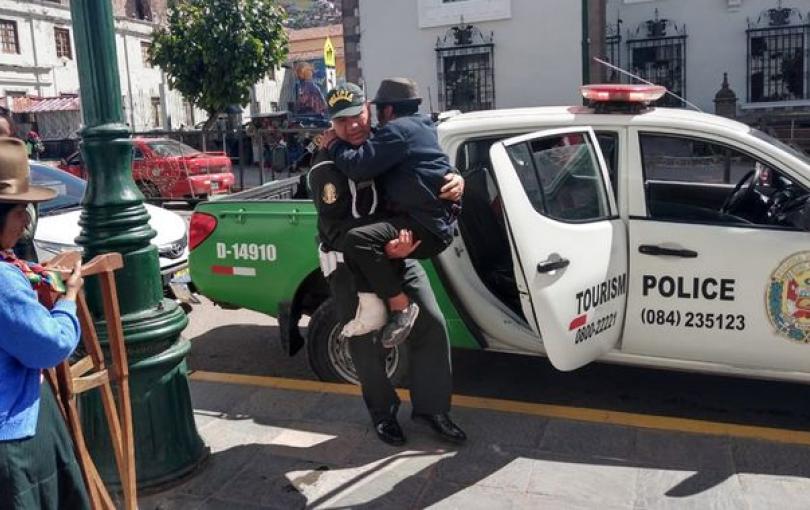 Policías cargan a varón con discapacidad para ayudarlo a hacer trámite bancario Dos efectivos policiales, en una clara muestra de empatía, ayudaron a un adulto mayor con discapacidad.