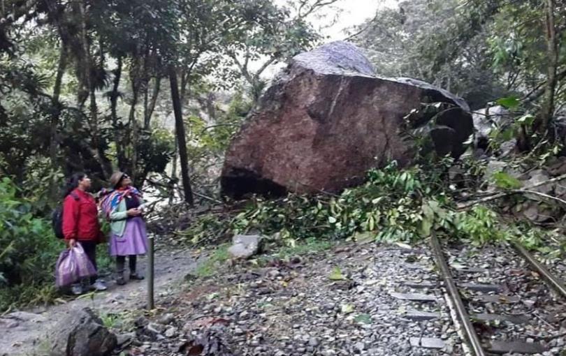 Gigantesca roca cae sobre vía férrea y bloquea el paso de trenes a Machu Picchu Roca se desprende y cayó sobre la vía férrea Machu Picchu