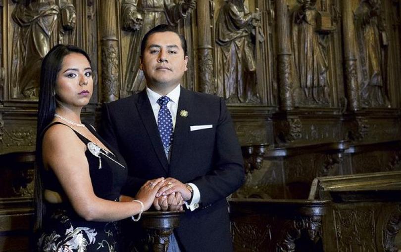 Los novios posan en uno de los ambientes del convento de San Francisco de Asís.