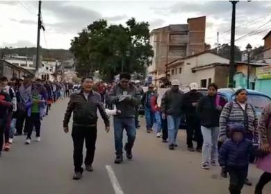 Pobladores se movilizan contra el alza de las tarifas de agua y luz.