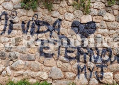 Desconocidos atentaron contra un muro arqueológico de la ruta Qhapaq Ñan o Camino Inca que lleva al Chinchaysuyo en Cusco.