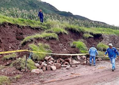 Las lluvias golpean, el muro tiene cuatro metros de alto.