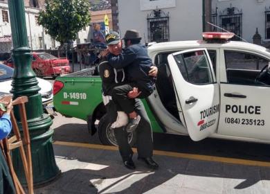 Dos efectivos policiales, en una clara muestra de empatía, ayudaron a un adulto mayor con discapacidad.