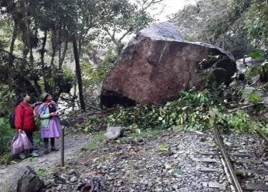 Roca se desprende y cayó sobre la vía férrea Machu Picchu