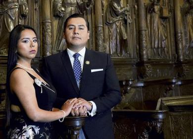 Los novios posan en uno de los ambientes del convento de San Francisco de Asís.